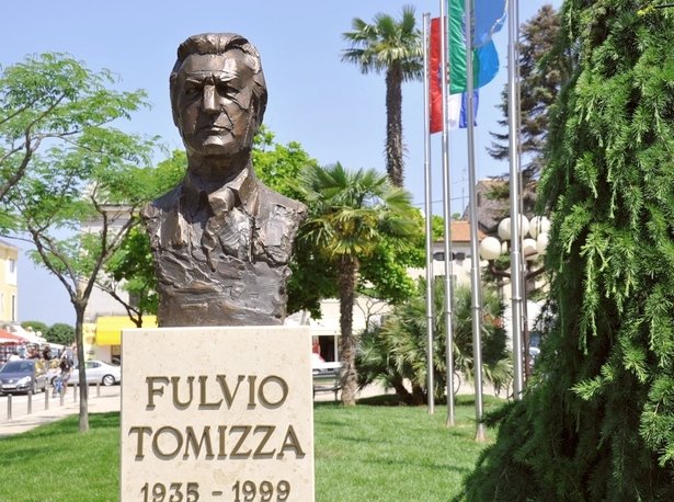 Bista Fulvija Tomizze ispred Gradske knjižnice Umag, rad akademskog kipara Mate Čvrljka; otkrivena na Forumu Tomizza 2010.